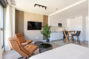 Skyline Rooftop Pool & Coworking by ELE Apartments